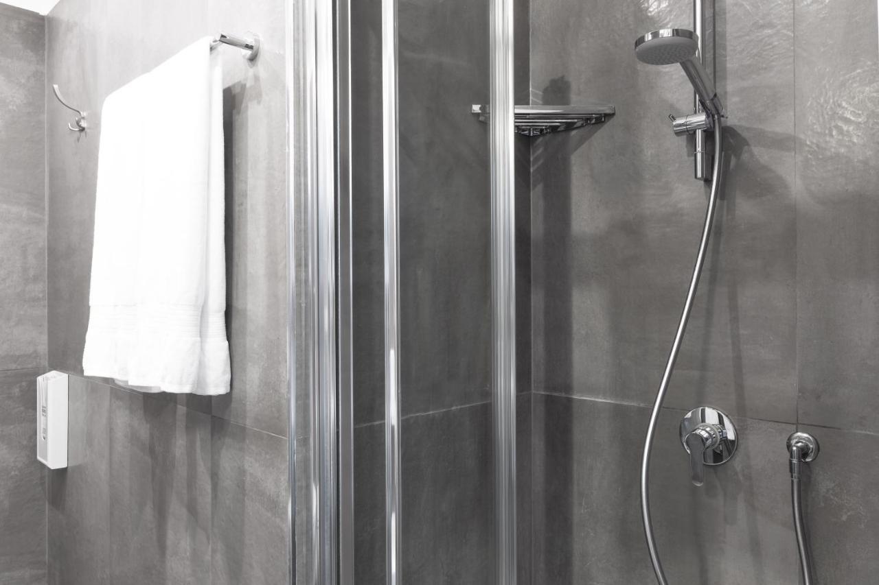 Toledostop Napoli Eksteriør billede A shower with a shower door