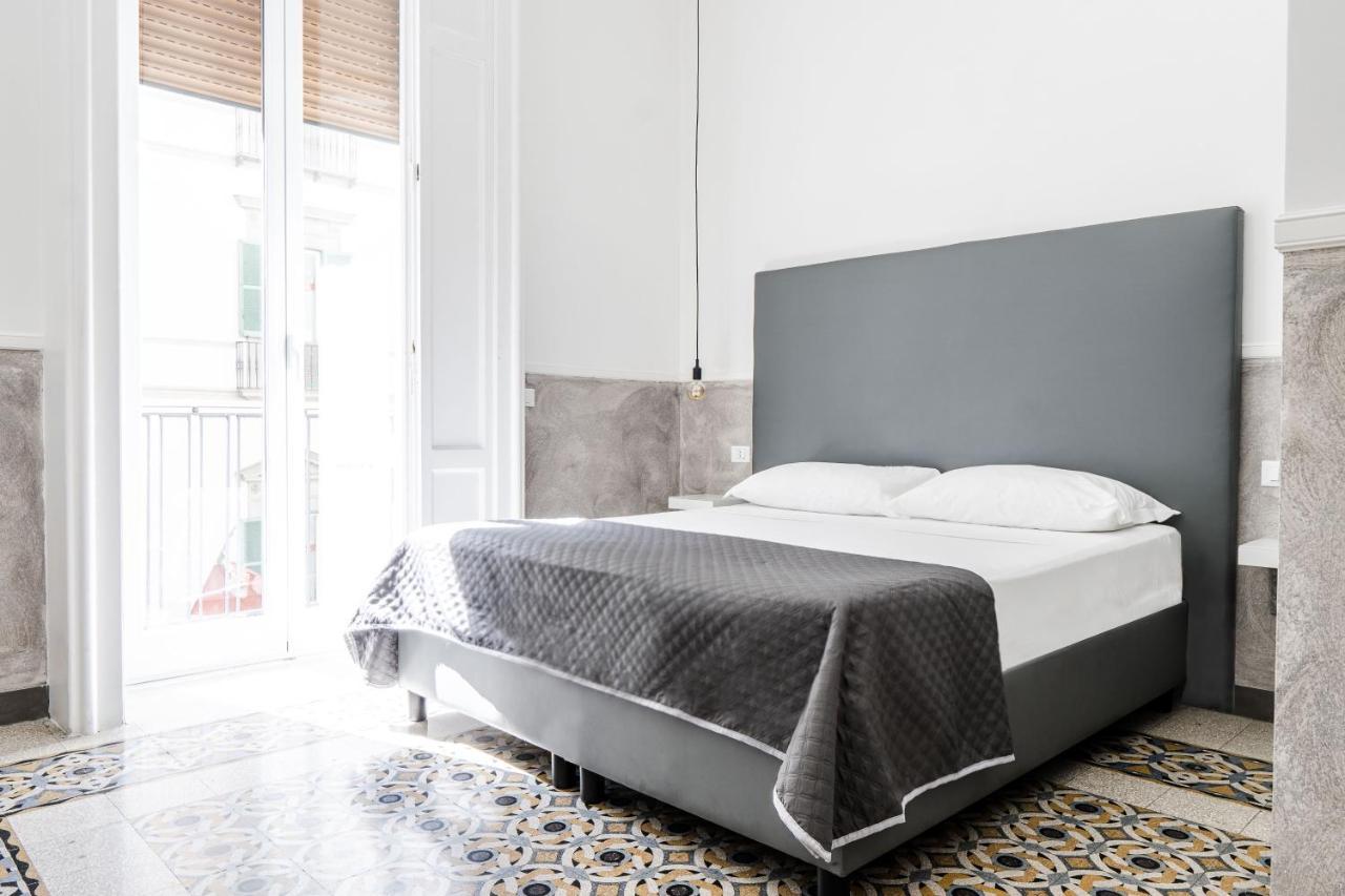 Toledostop Napoli Eksteriør billede A bed