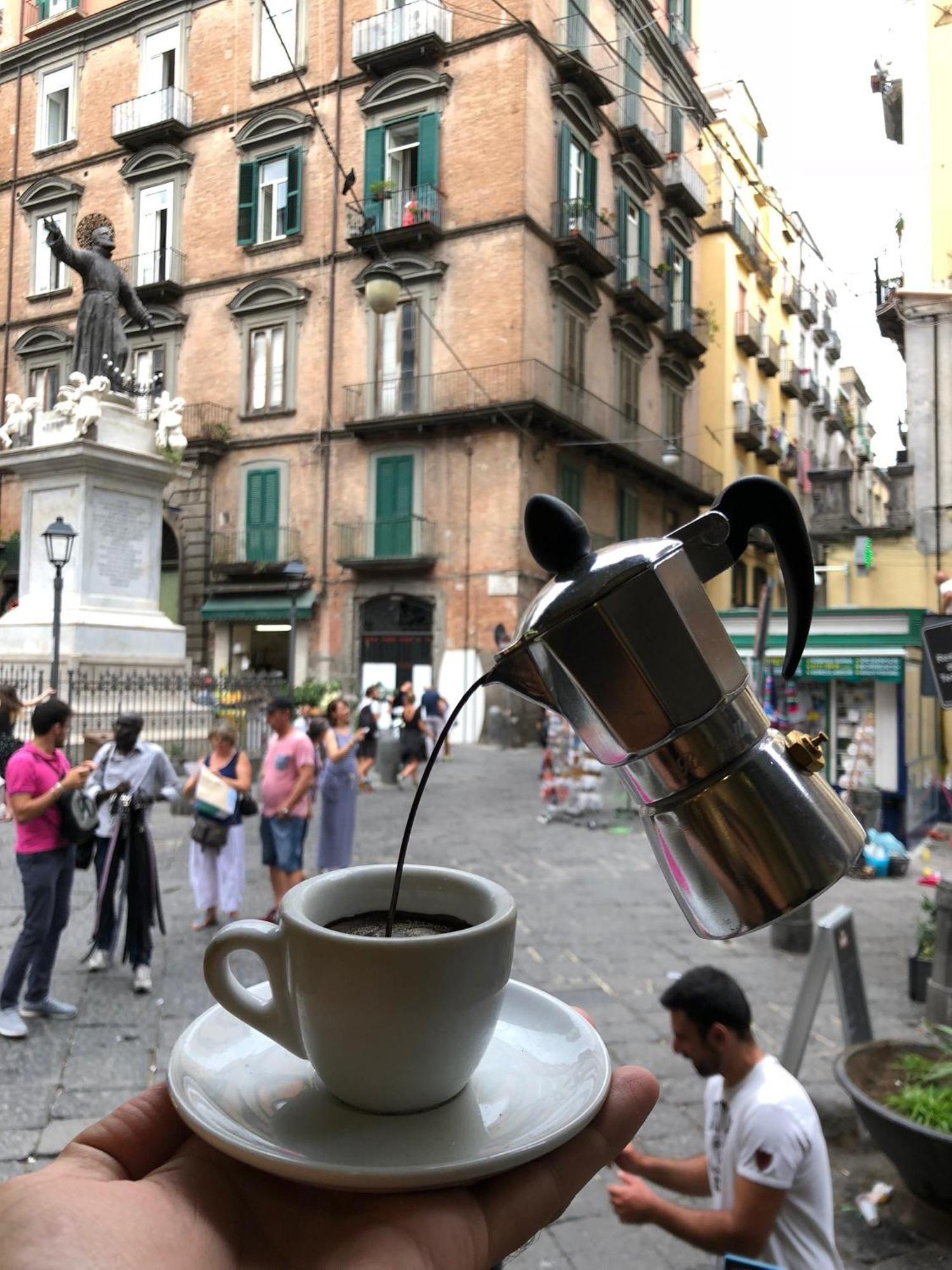 Toledostop Napoli Eksteriør billede A coffee pot