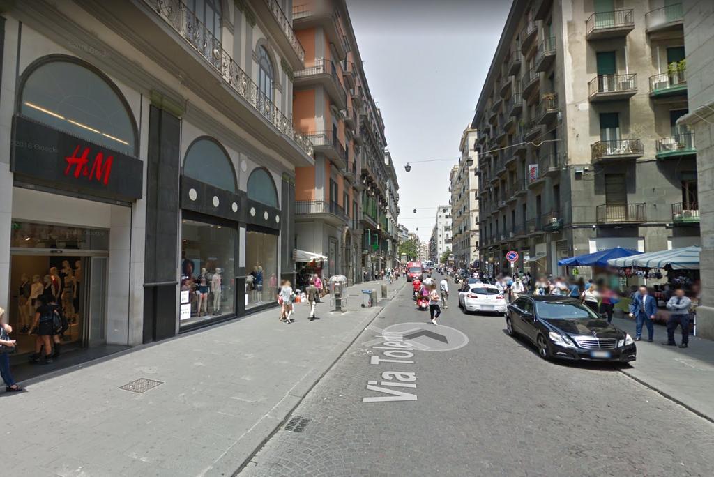 Toledostop Napoli Eksteriør billede The station is located on Via Torino, a shopping street.