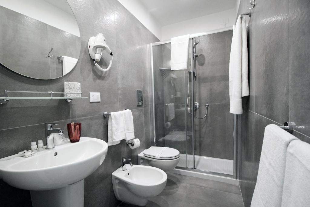 Toledostop Napoli Eksteriør billede A modern bathroom