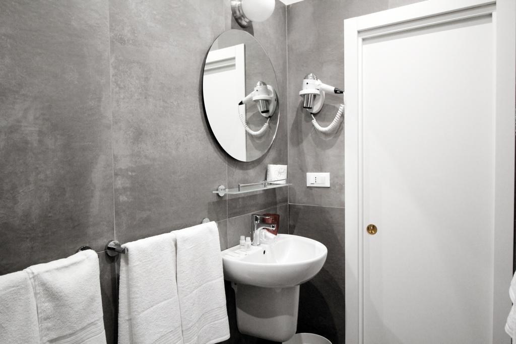 Toledostop Napoli Eksteriør billede Bathroom