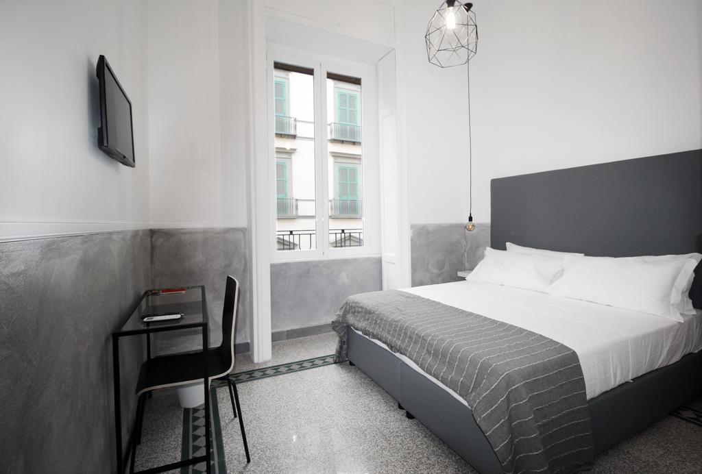 Toledostop Napoli Eksteriør billede A room at the hotel