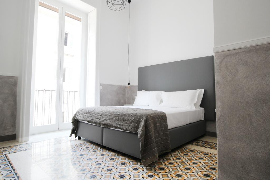 Toledostop Napoli Eksteriør billede A bedroom