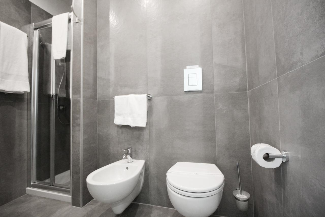 Toledostop Napoli Eksteriør billede A modern bathroom with a bidet and toilet
