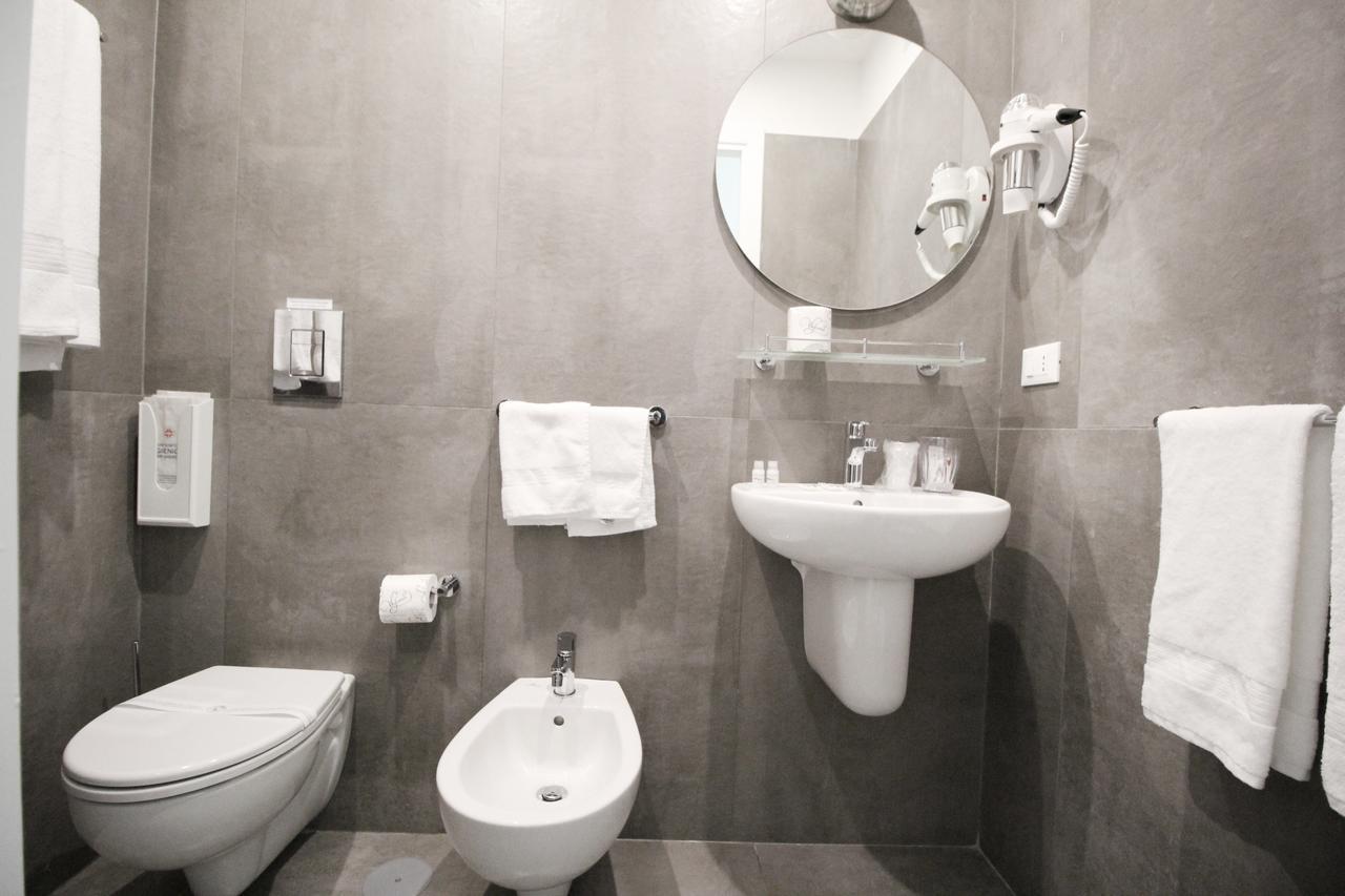 Toledostop Napoli Eksteriør billede A bidet in a hotel bathroom