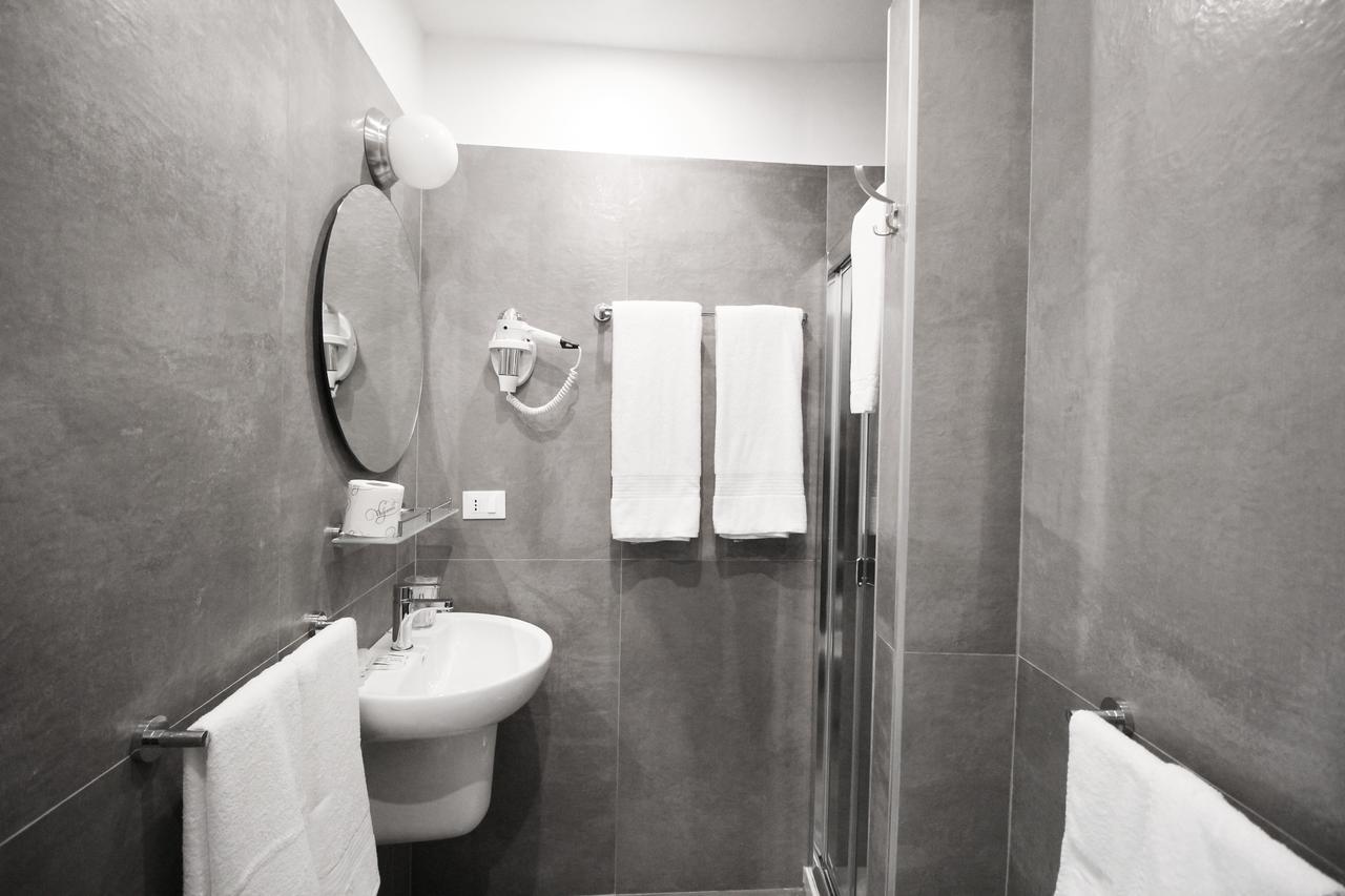 Toledostop Napoli Eksteriør billede Bathroom