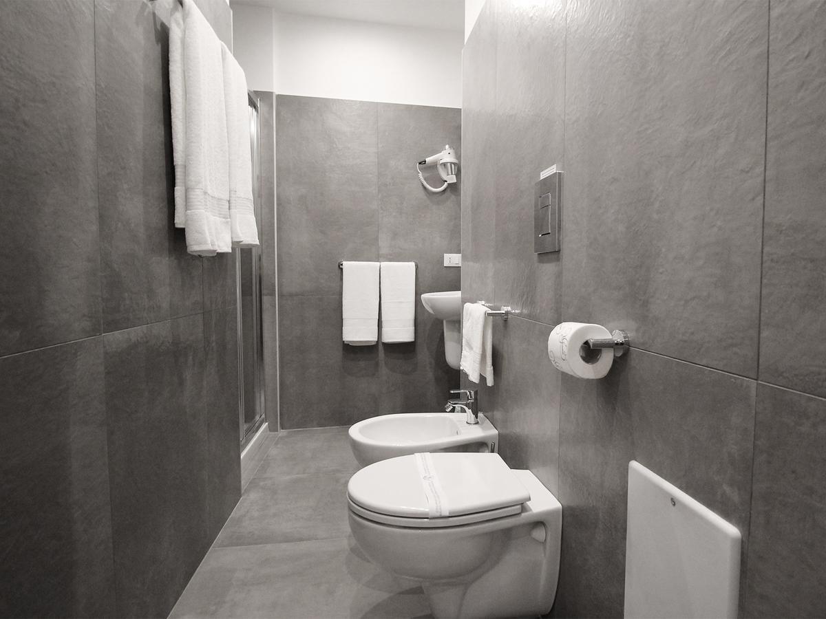 Toledostop Napoli Eksteriør billede Bathroom with bidet